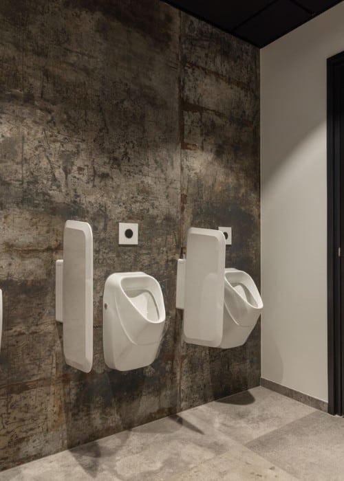 Natuursteenlook tegels in toiletruimte