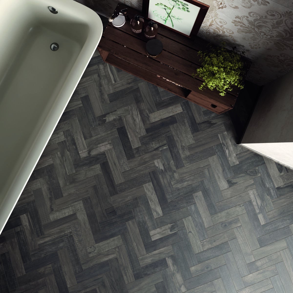 Badkamer met donkere visgraat vloertegels, een wit bad, houten kast en groene plant, die samen een elegante en natuurlijke sfeer creëren.